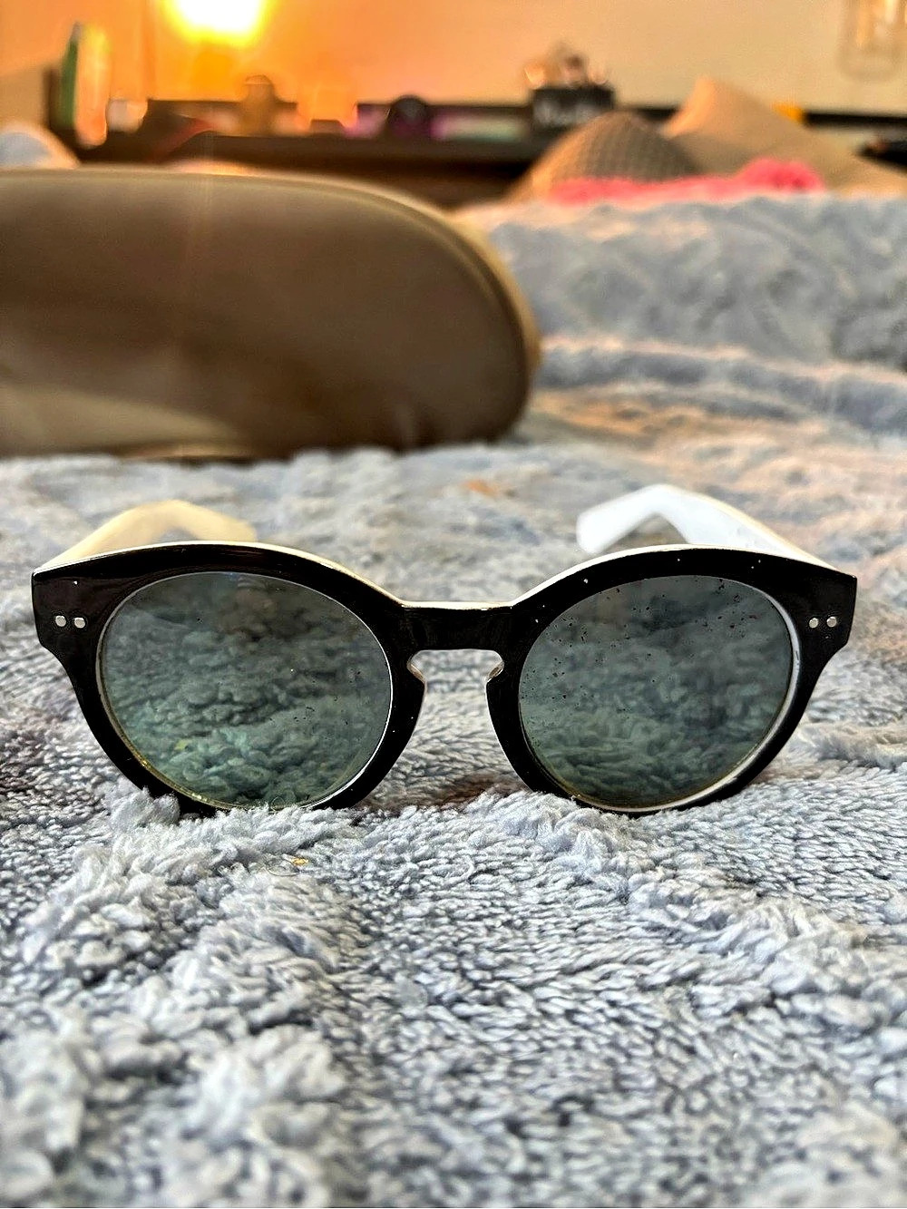 Round Frame Sunglasses in Black & White